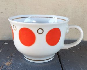 Puodelis su raudonais "žirneliais"