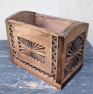 Medinė rankų darbo dėžutė