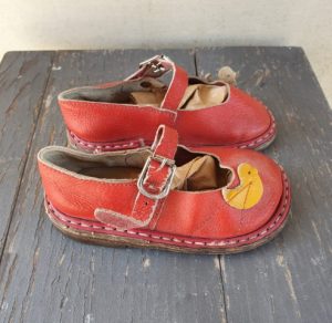 Raudoni sandaliukai - Image 2