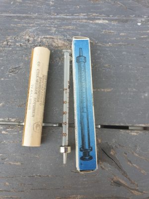 Stiklinis švirkštas dėžutėje