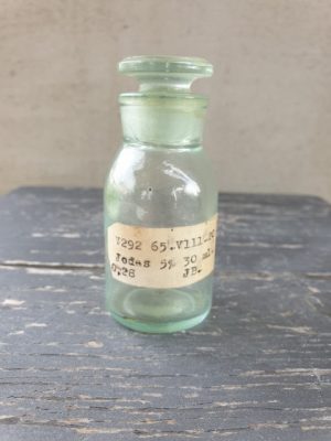 Vaistinės buteliukas su kamšteliu