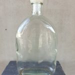 Plokščias butelis su kamšteliu