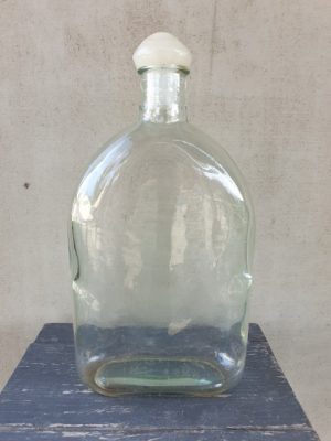 Plokščias butelis su kamšteliu