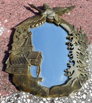 Veidrodis metaliniame rėmelyje