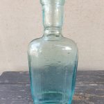 Žalio stiklo buteliukas su kamšteliu