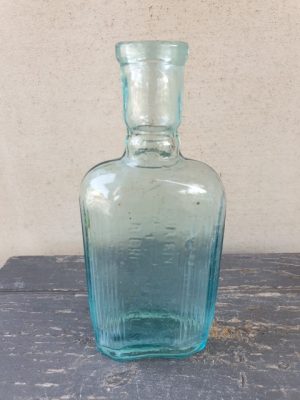 Žalio stiklo buteliukas su kamšteliu