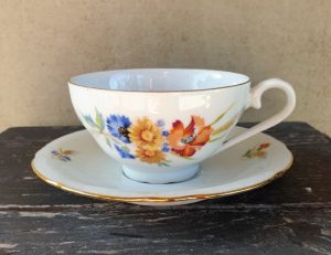 Puodelis su lėkštute