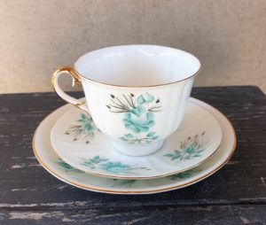 Puodelis su lėkštutėmis