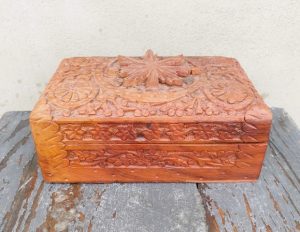 Medinė papuošalų dėžutė