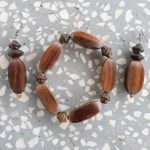 Mediniai auskarai ir apyrankė