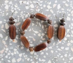 Mediniai auskarai ir apyrankė