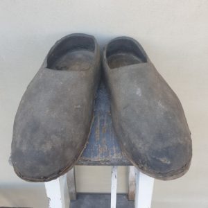 Senoviniai odiniai batai mediniais padais