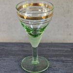 Žalsvo stiklo taurelė ant kojelės