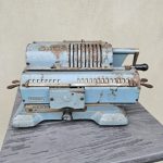 Rankinė mechaninė skaičiavimo mašinėlė "Feliks"