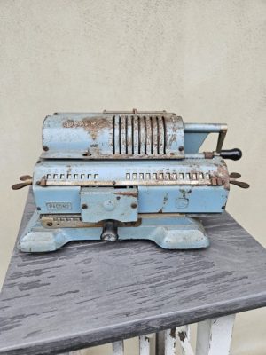 Rankinė mechaninė skaičiavimo mašinėlė "Feliks"