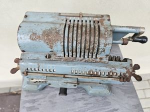 Rankinė mechaninė skaičiavimo mašinėlė "Feliks" - Image 2