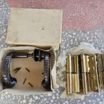 Durų vyriai ir rankena