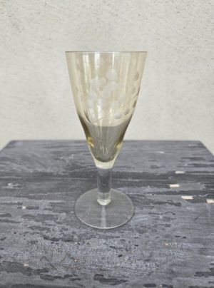 Rusvo stiklo taurelė