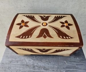 Medinė papuošalų dėžutė