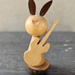 Medinis suvenyras "Kiškis muzikantas"