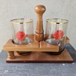 Stiklinės mediniame dėkle