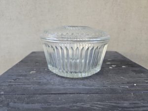 stiklinis indas su dangteliu