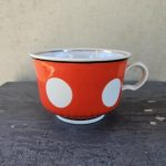 Puodelis su baltais "žirneliais"