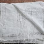 Balta nėriniuota staltiesė