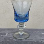 Melsvo stiklo taurelė