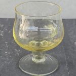 Gelsvo stiklo taurelė