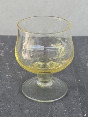 Gelsvo stiklo taurelė