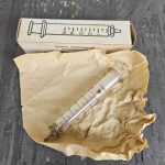 Stiklinis švirkštas dėžutėje