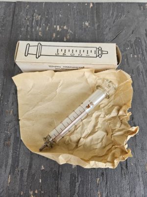 Stiklinis švirkštas dėžutėje