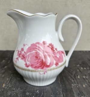 Pieno/grietinėlės indas