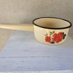 Emaliuotas indas su ilga rankena