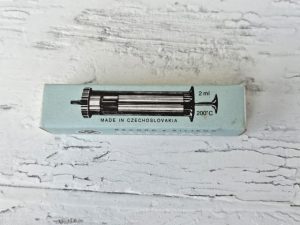 Stiklinis švirkštas dėžutėje