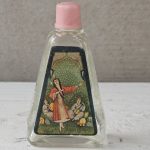 Kvepalų buteliukas su etikete