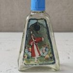 Kvepalų buteliukas su etikete