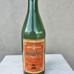 Senas bruknių vyno butelis