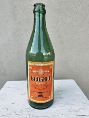 Senas bruknių vyno butelis