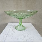 Žalsvo stiklo sausaininė ant kojelės