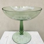 Žalsvo stiklo sausaininė ant kojelės