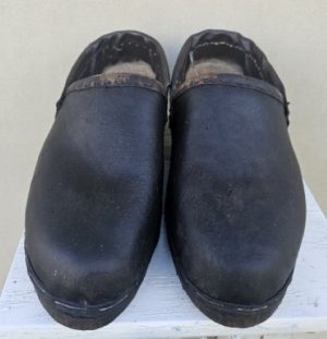 Senoviniai odiniai batai mediniais padais