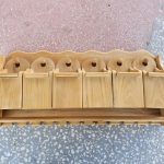 Medinė rankšluostinė su indeliais prieskoniams